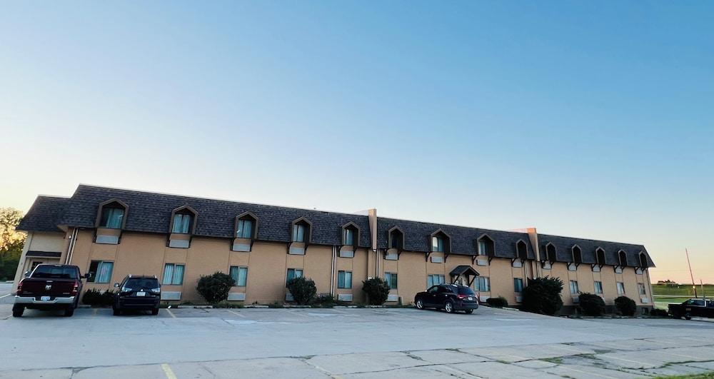 Hometown Inn & Suites photo 35