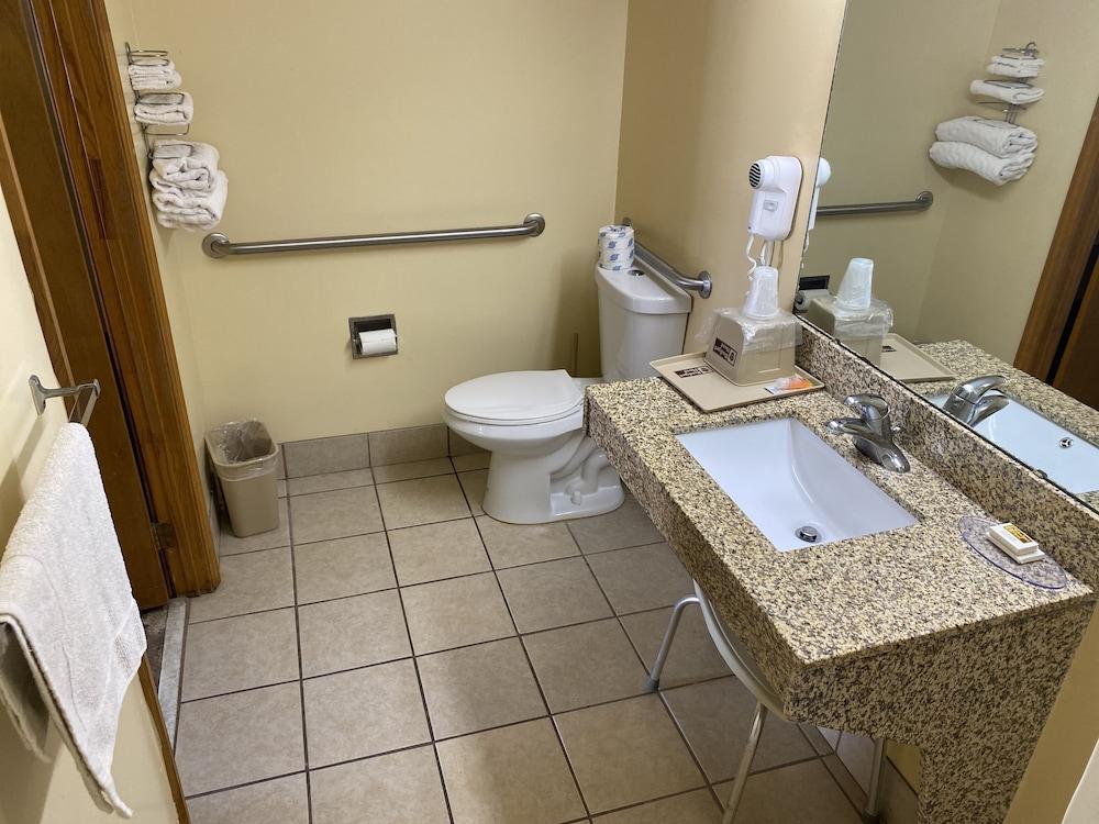 Rodeway Inn photo 30