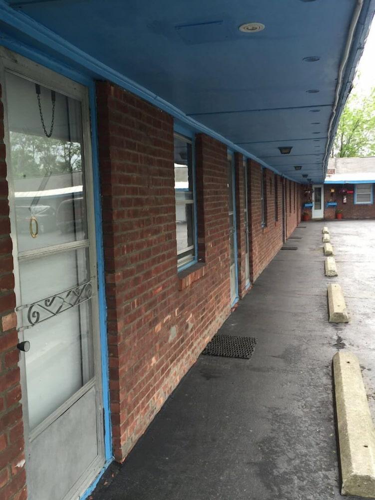 Tompkin's Motel photo 9