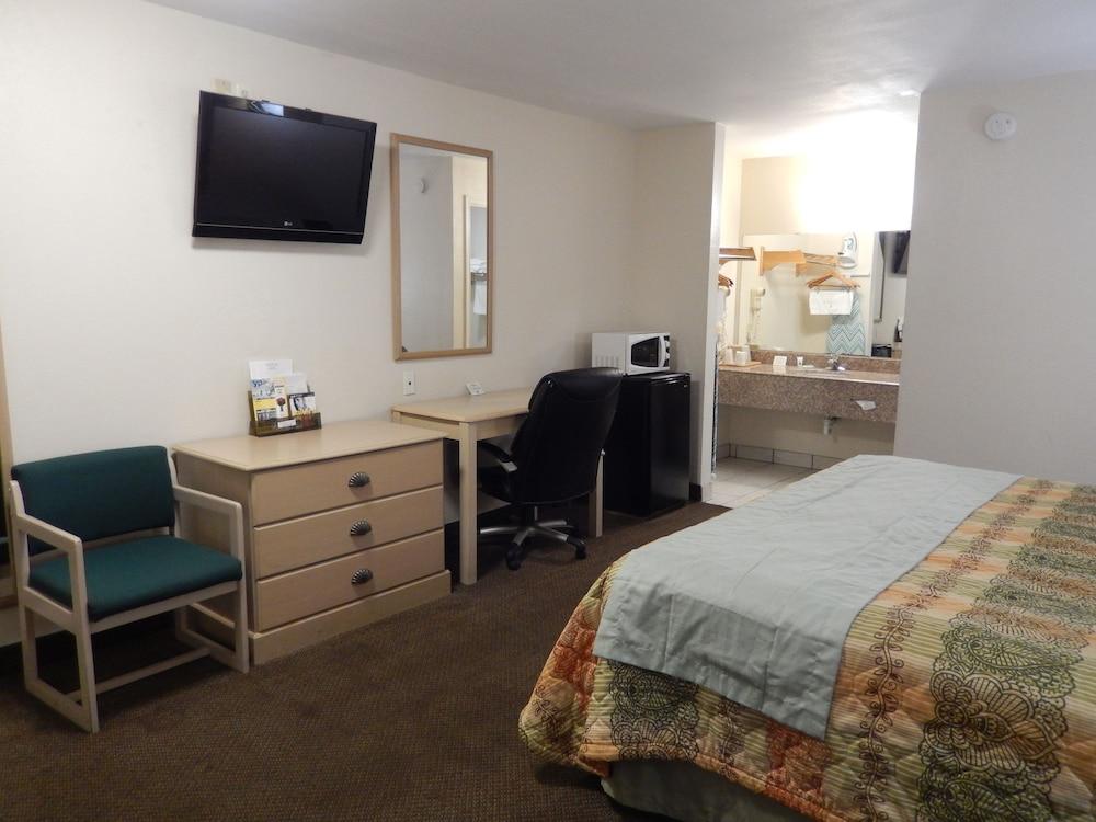 Pearsall Executive Inn photo 20