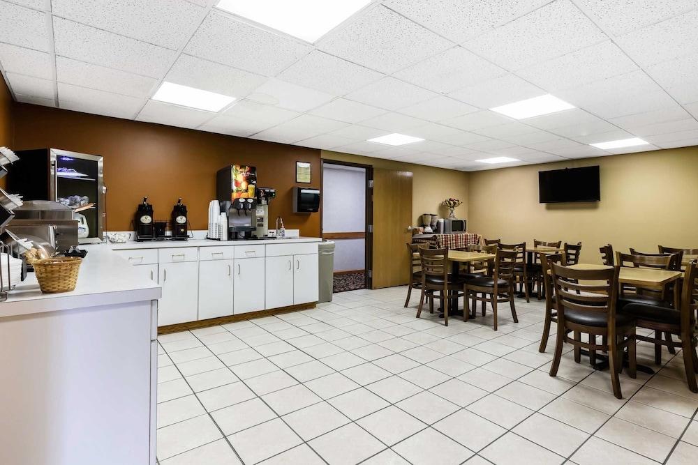 Econo Lodge Inn & Suites Dickson photo 30