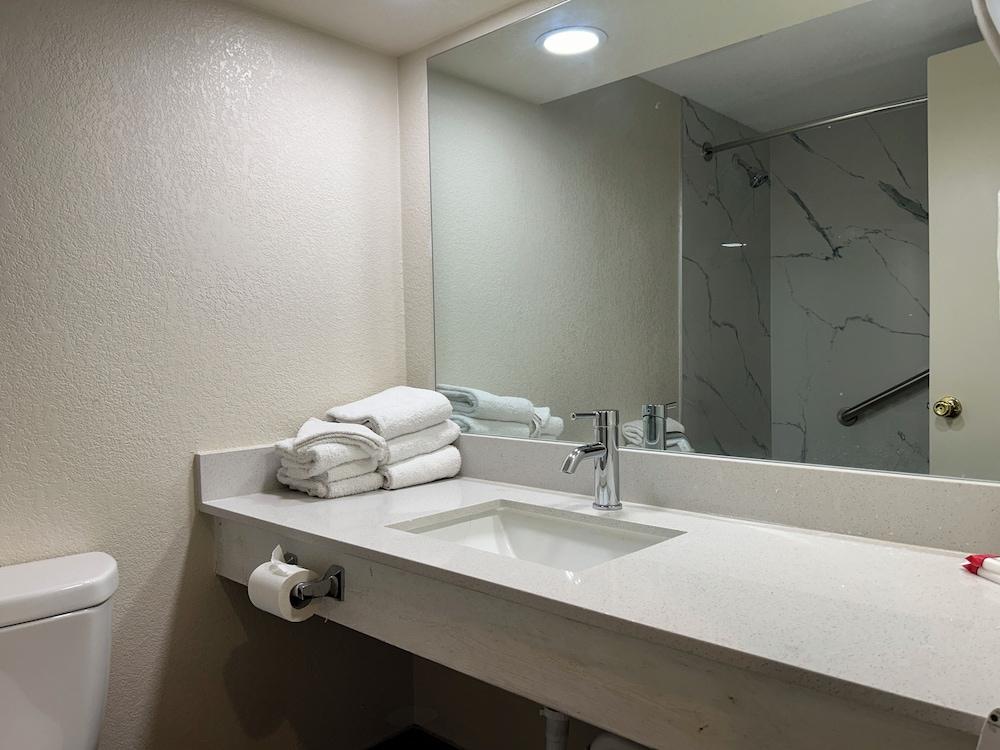 Hilltop Inn & Suites photo 7