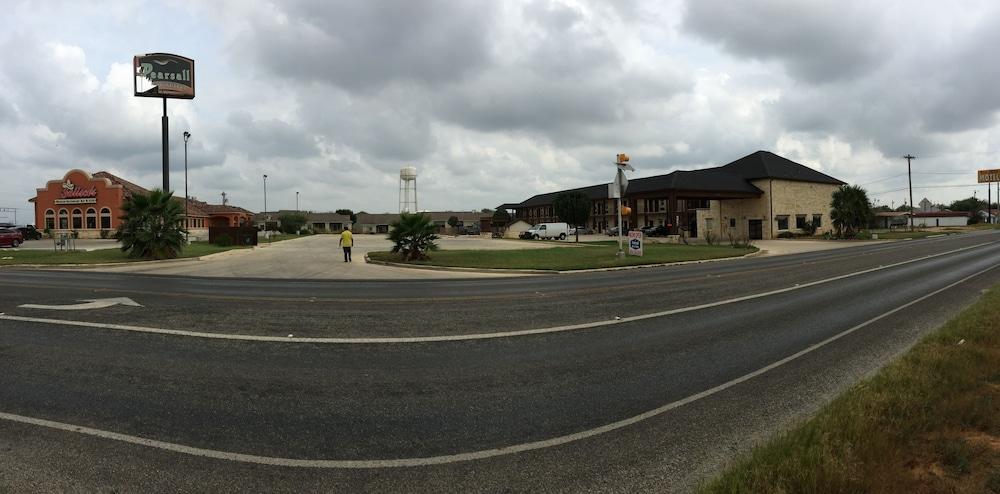 Pearsall Inn & Suites photo 22
