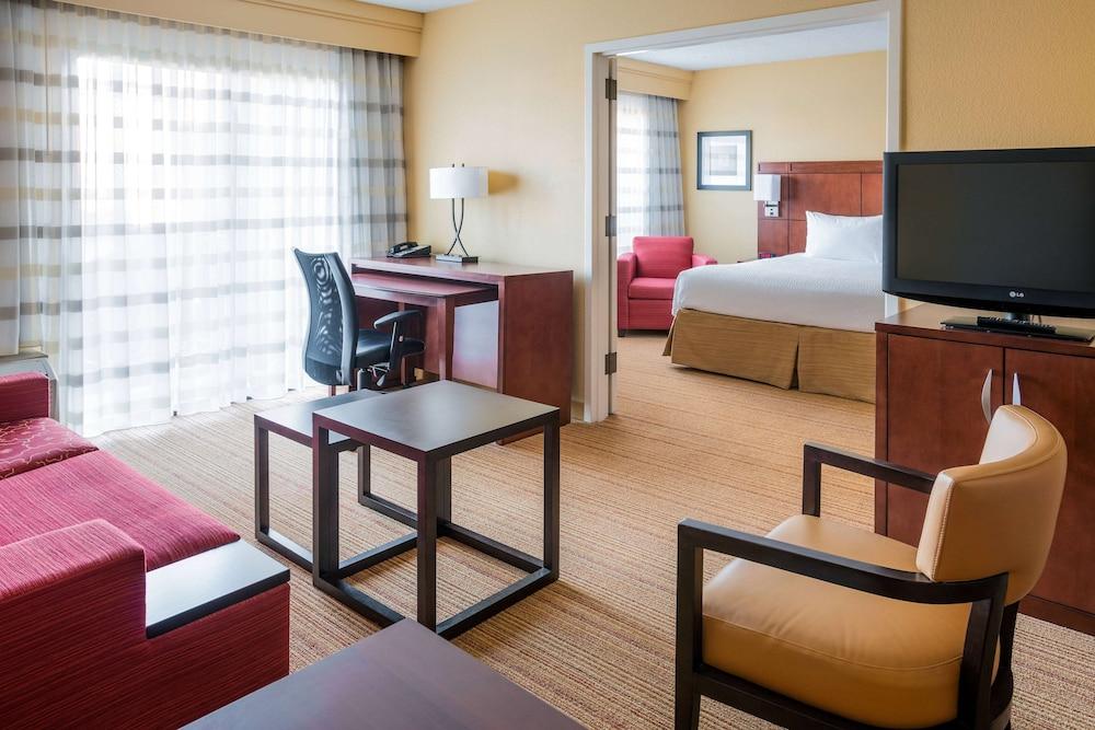 Spark by Hiton Bettendorf Quad Cities photo 16
