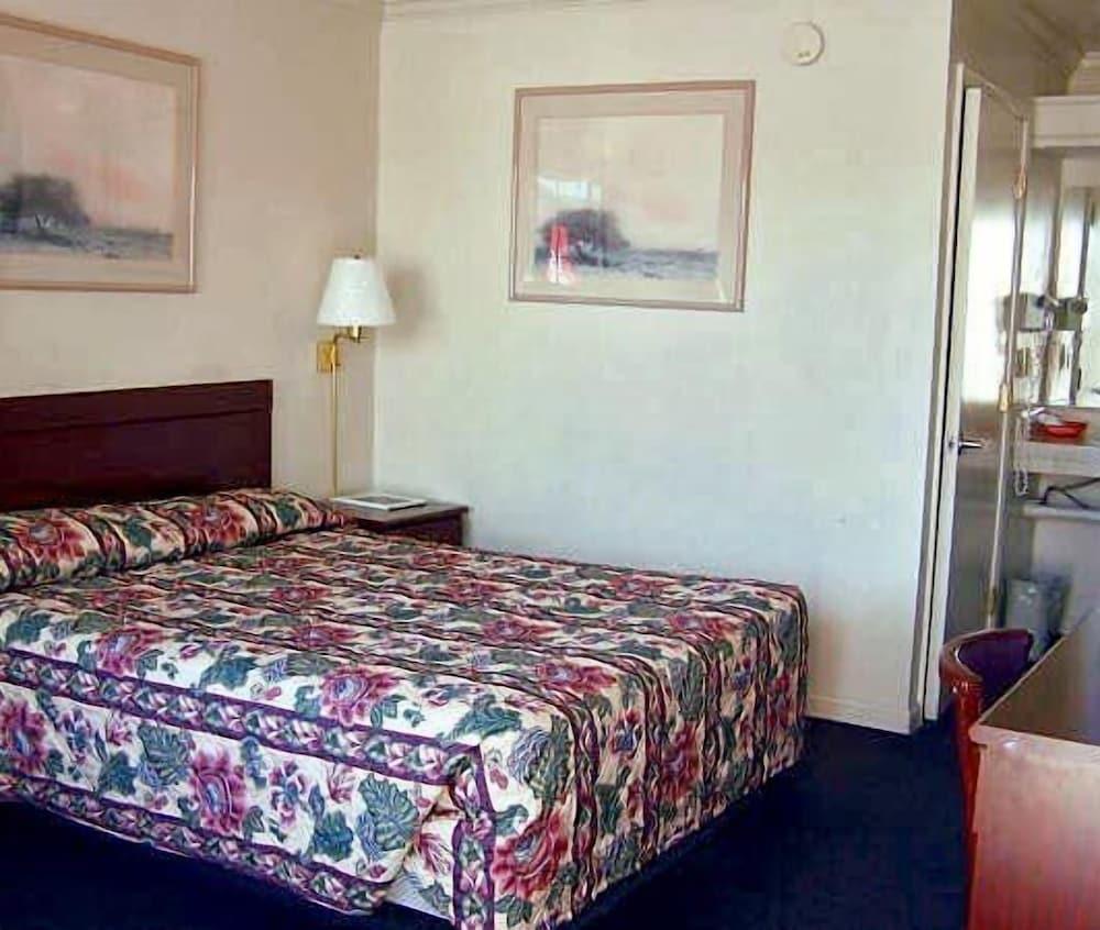 Economy Inn Monterey photo 3