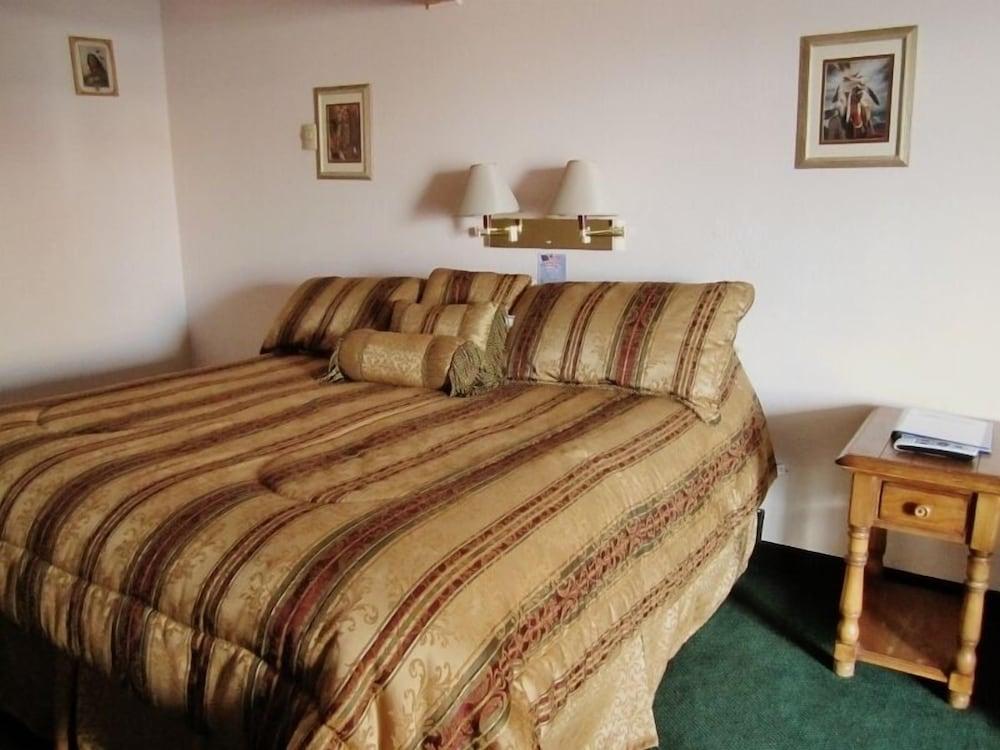Going-To-The-Sun Inn & Suites photo 19