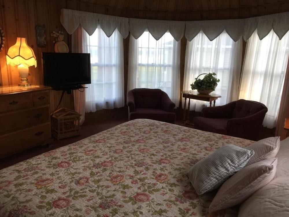 Holiday House Inn photo 30