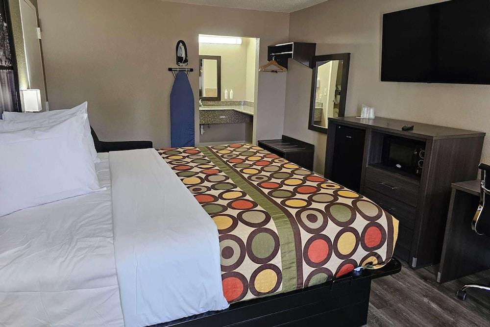 Super 8 by Wyndham Metairie photo 10