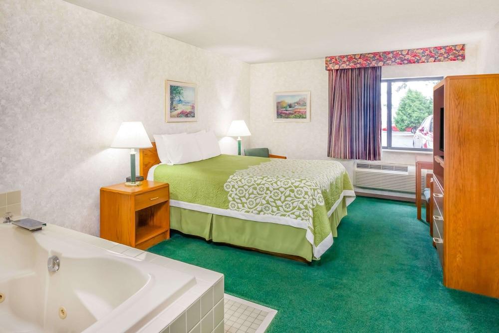 Days Inn by Wyndham Alpena photo 17