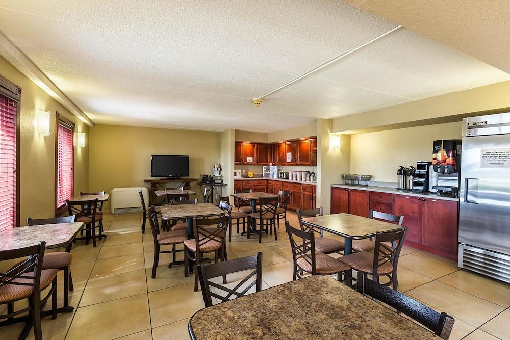 Rodeway Inn photo 4