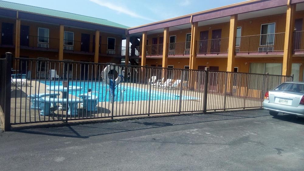 Travelers Inn photo 3