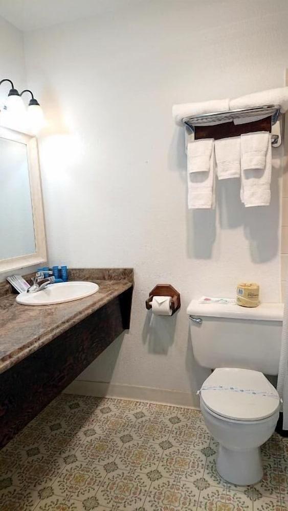 Silver Sands Motel photo 27