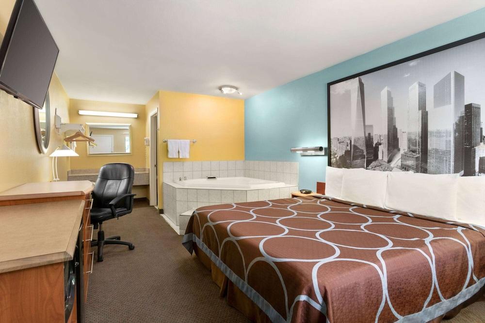 Super 8 by Wyndham Findlay photo 10