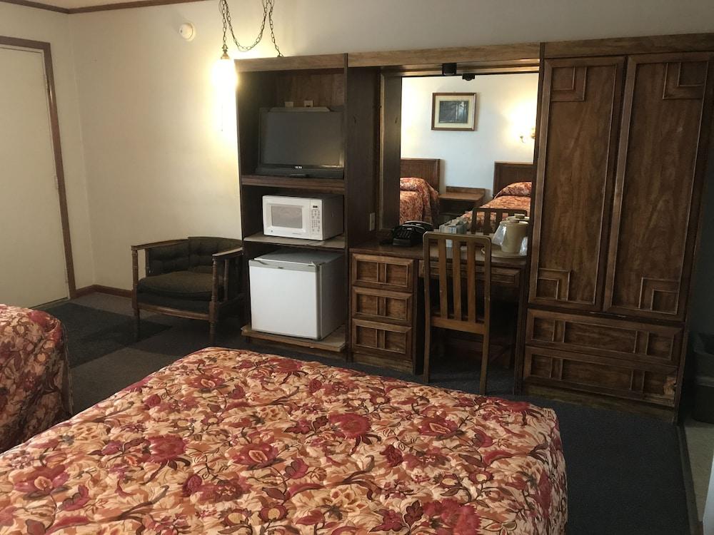 Colonial Hotel-Motel photo 12