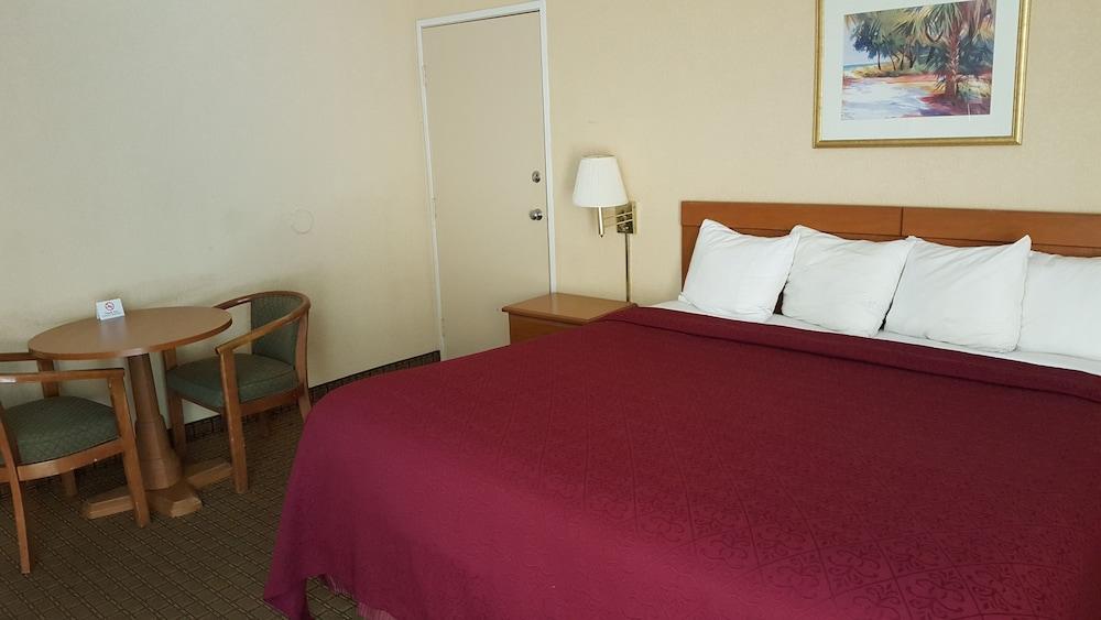 Econo Lodge Tampa near Busch Gardens photo 34