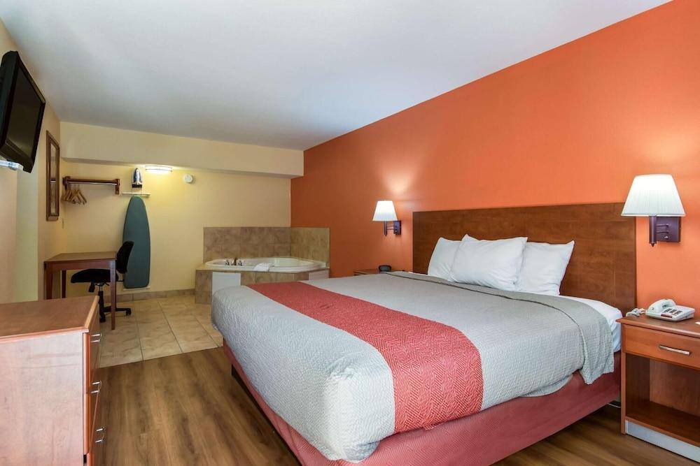 Rodeway Inn & Suites photo 8