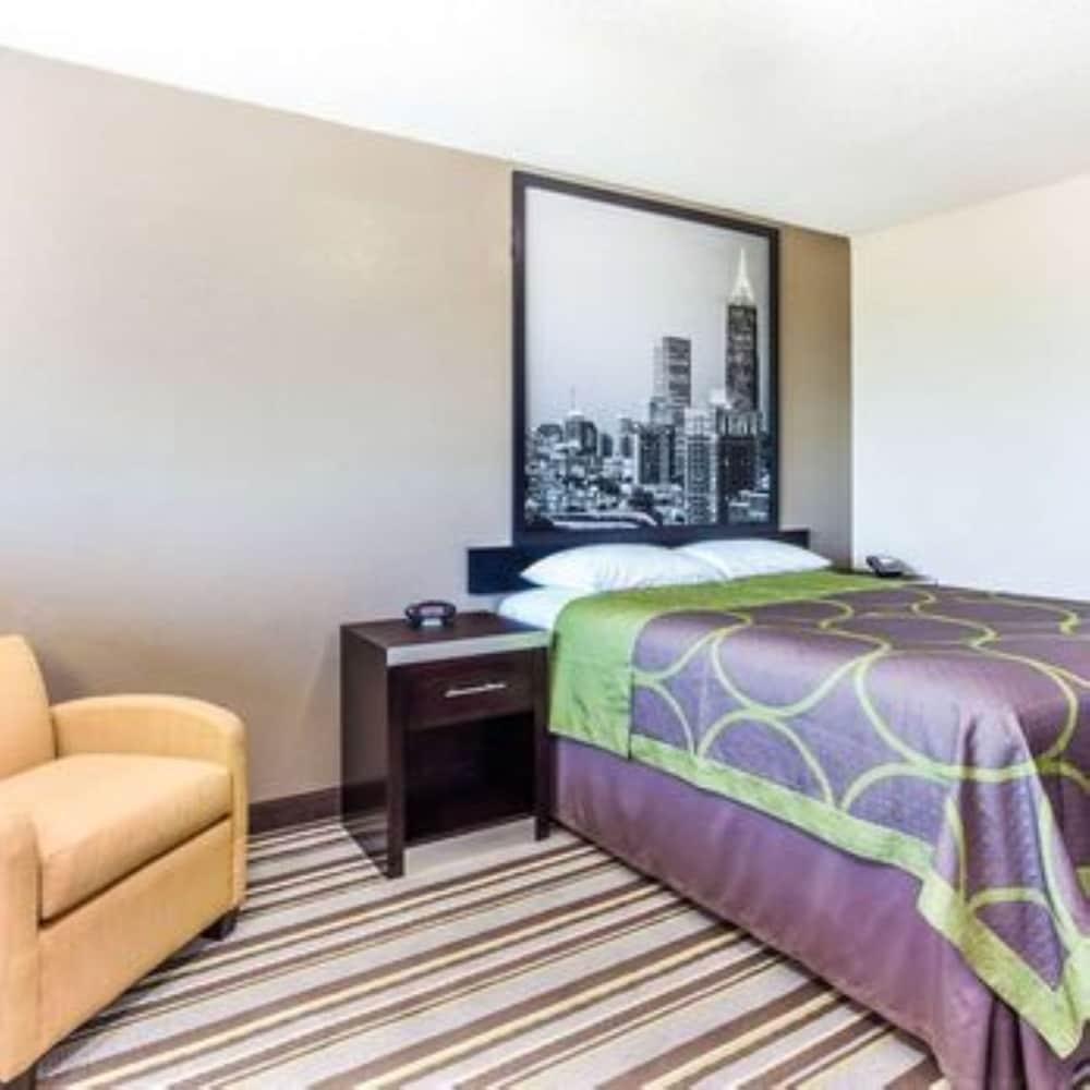 Super 8 by Wyndham Stockbridge photo 18