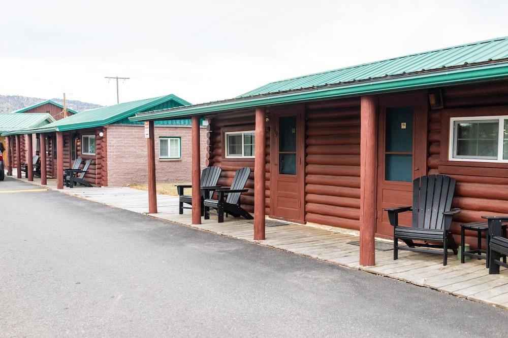 Sportsmans Lodge photo 32