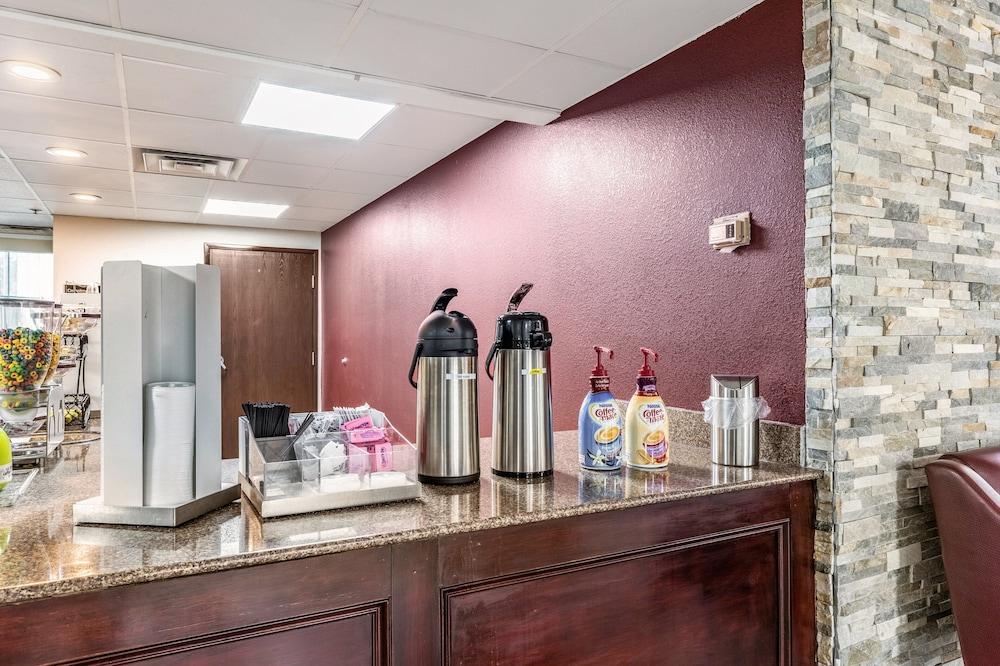 Red Roof Inn PLUS+ & Suites Houston - IAH Airport SW photo 6