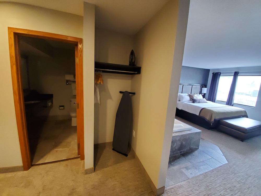 Express Suites Riverport Inn & Suites photo 47