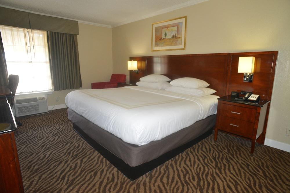 Hometown Inn & Suites photo 29