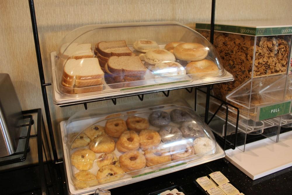 Bellerose Inn photo 29