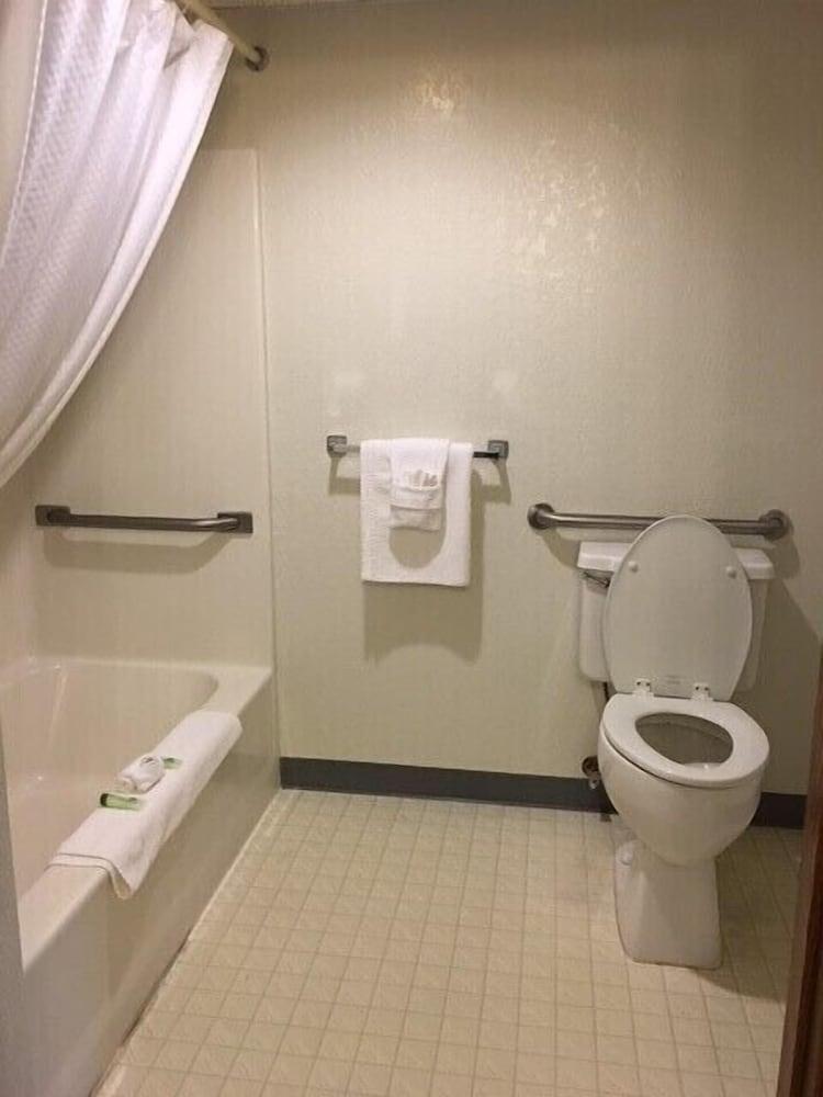 Clarion Hometown Inn photo 11