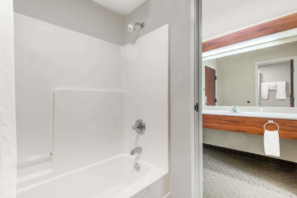 Days Inn by Wyndham Norton photo 11