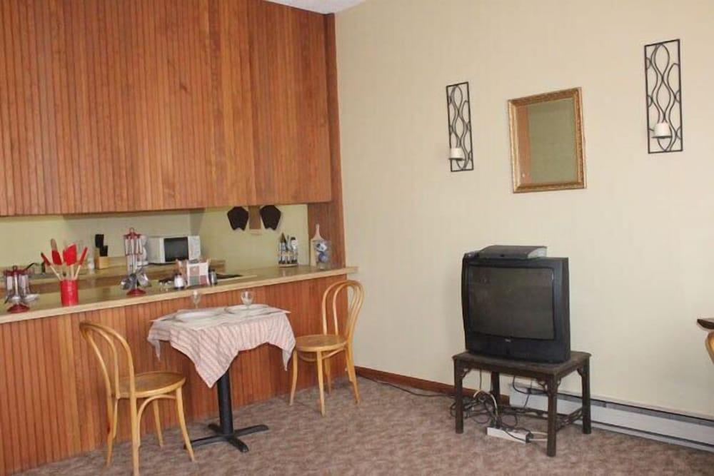 Smedley's Suites photo 2