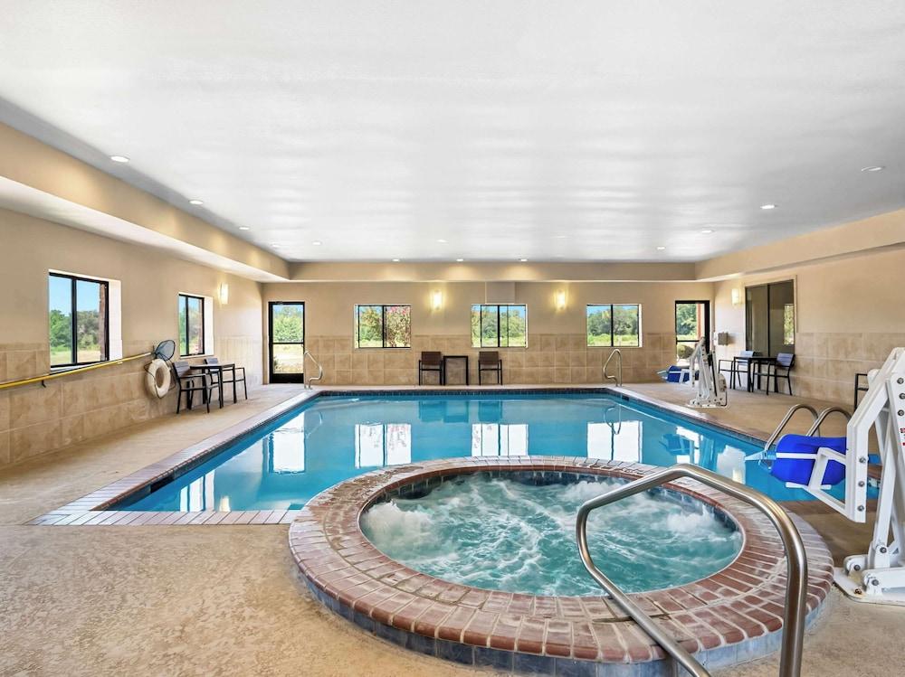 Comfort Suites Lindale - Tyler North photo 23