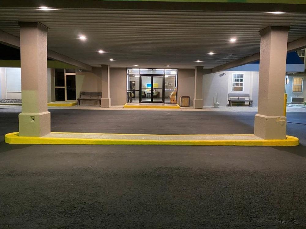 Days Inn by Wyndham Conneaut photo 41