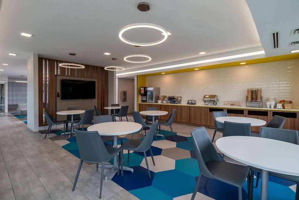 Microtel Inn & Suites by Wyndham Winchester photo 4