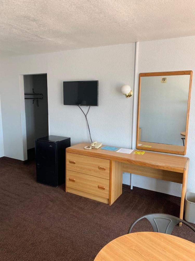 E-Z 8 Motel Phoenix Airporter photo 17