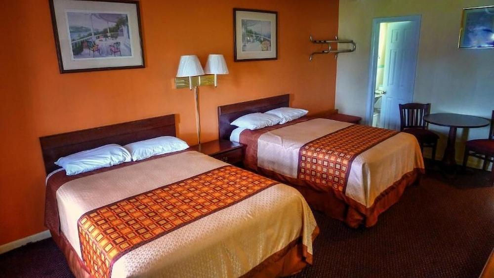 NASSAU HOLIDAY MOTEL photo 11