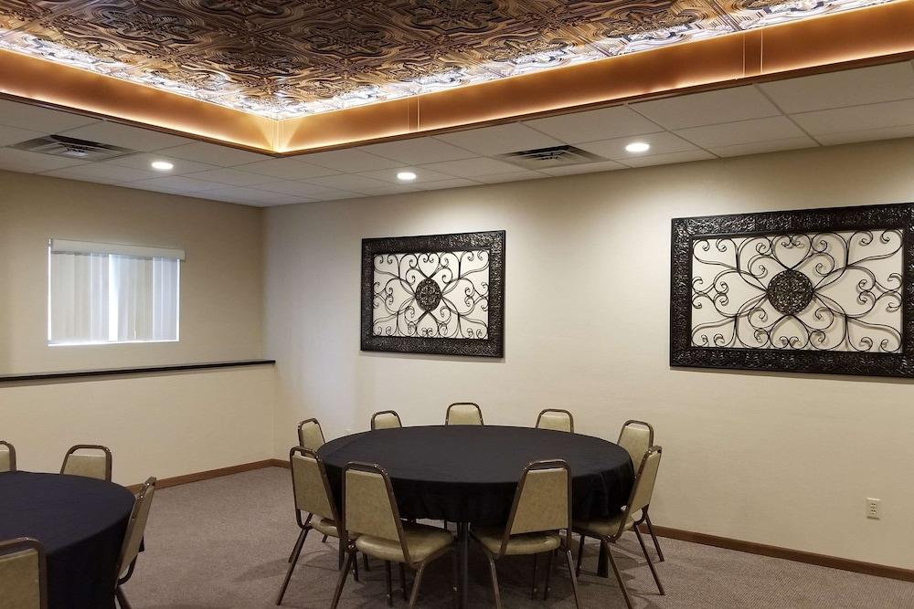 Econo Lodge Valley City photo 39