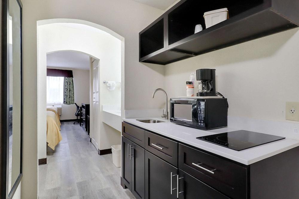 Quality Suites Albuquerque Airport photo 28