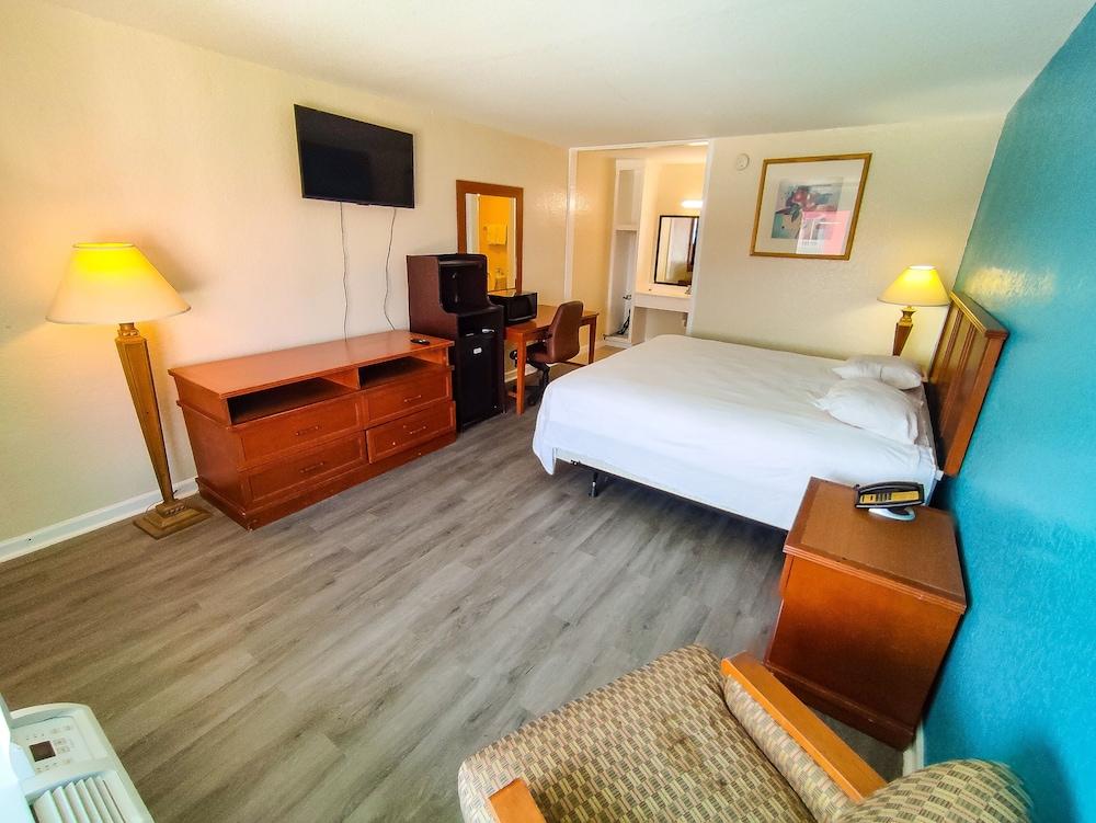 Clover Inn & Suites photo 20