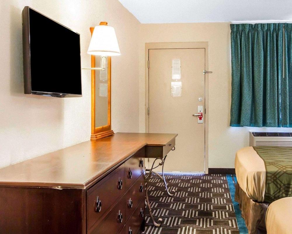 Econo Lodge Lanett photo 2