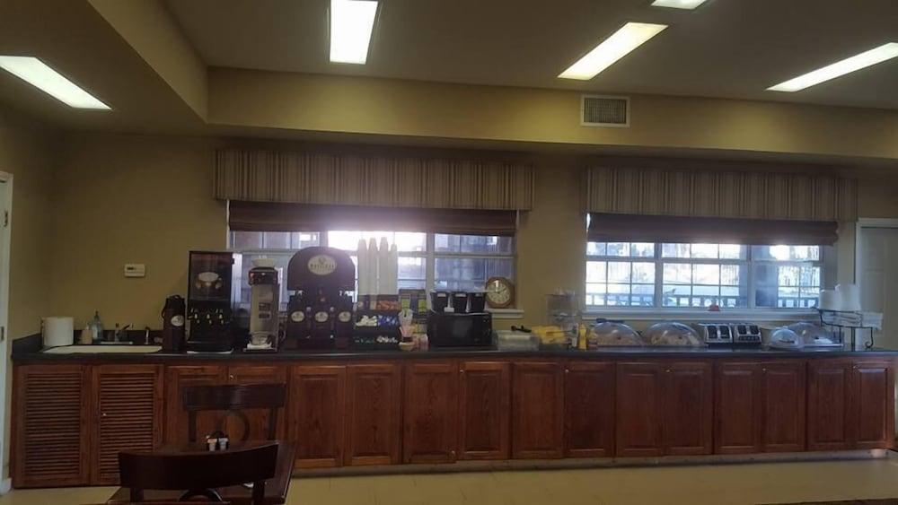 Sunday House Inn and Suites photo 13