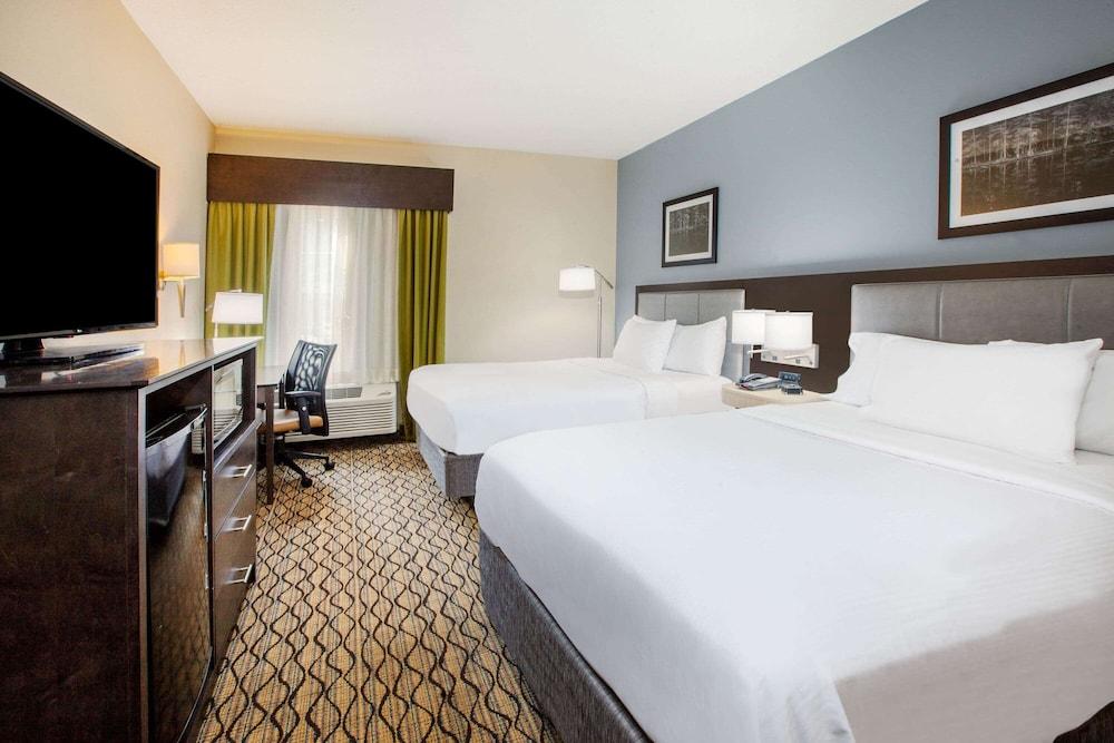 Wingate by Wyndham Roseville/Detroit photo 7
