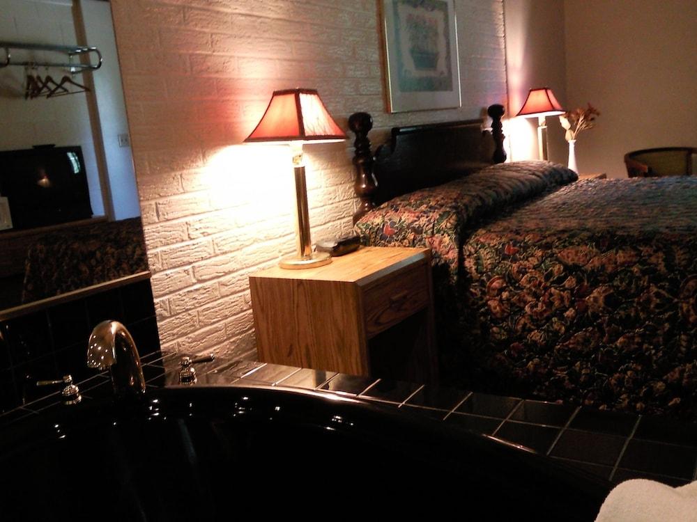 Colonial Inn Motel photo 13