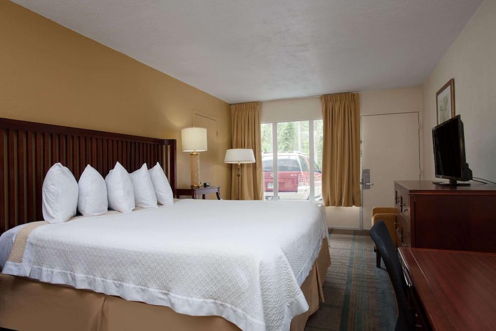 Econo Lodge Daytona Beach - Speedway photo 48