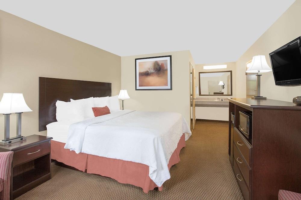 Baymont by Wyndham Greenville photo 15