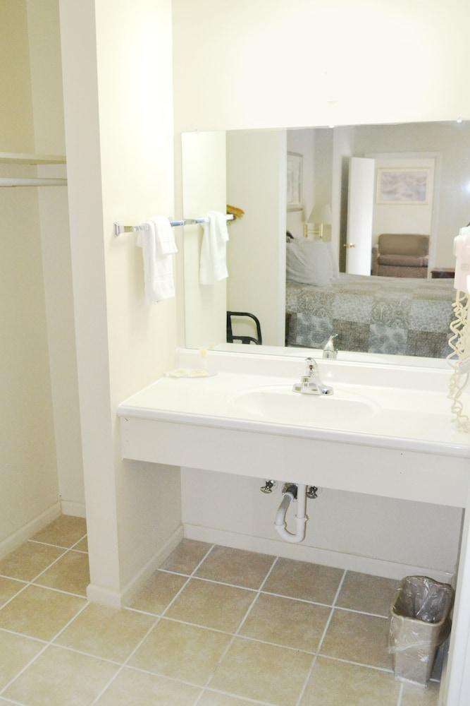 Main Street Lodge and Suites photo 24