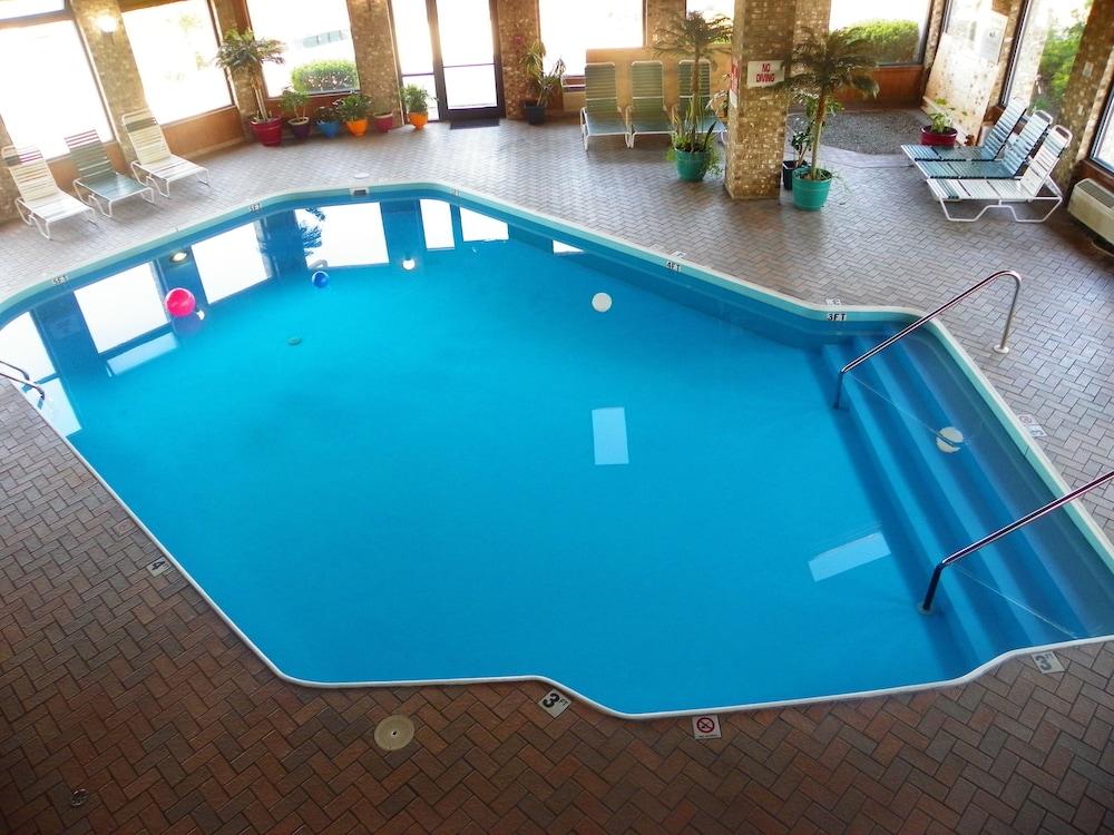 Royalton Inn & Suites photo 2