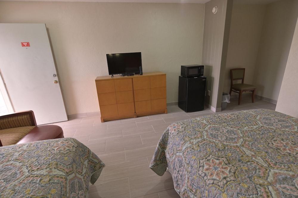 Deluxe Inn photo 7