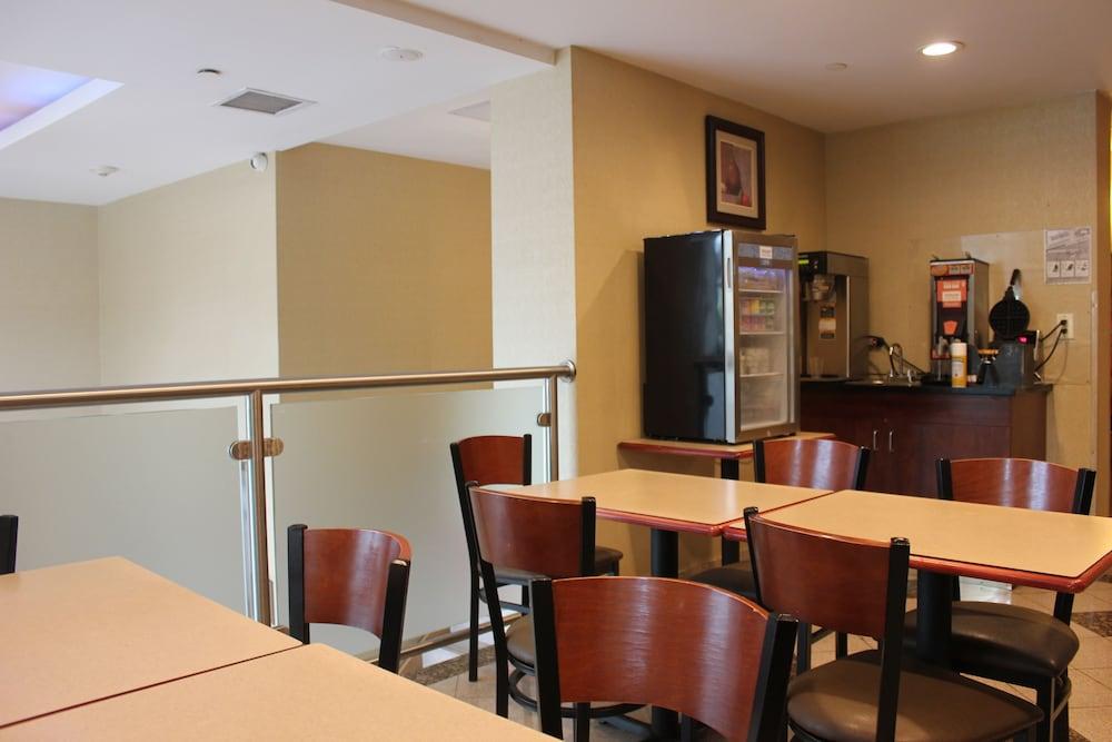 Bellerose Inn photo 28