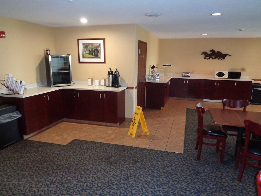 Fairgrounds Inn photo 30