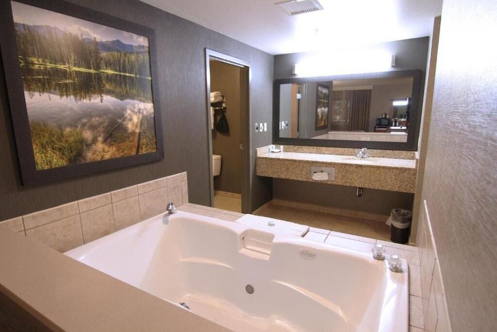 Casper C'mon Inn Hotel & Suites photo 13