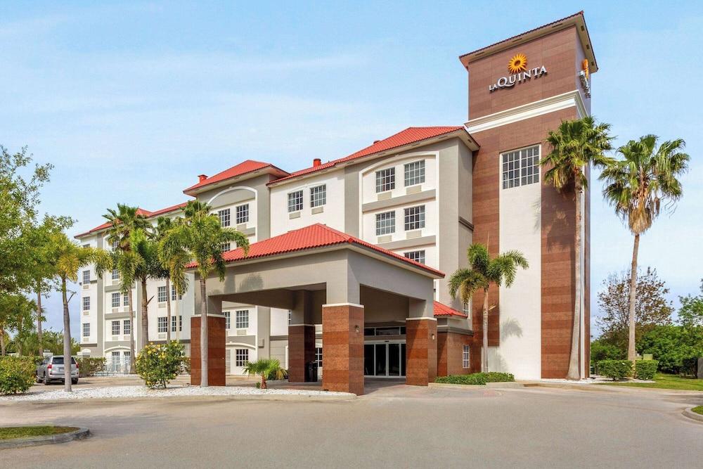 La Quinta Inn & Suites by Wyndham Ft. Pierce photo 3